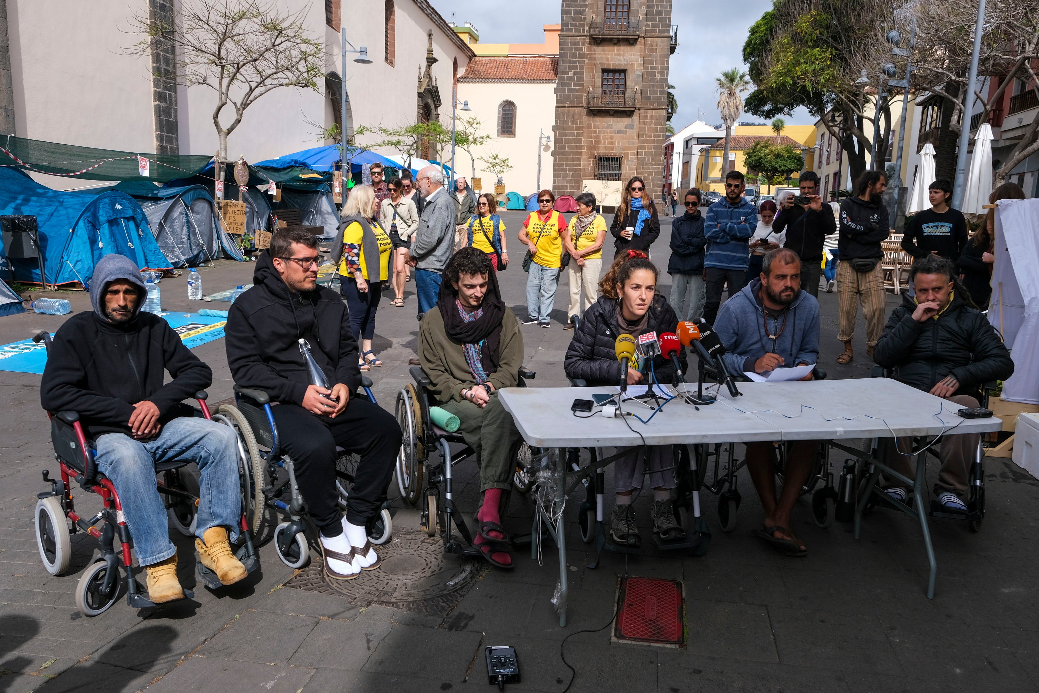 Activistas en huelga de hambre exigen la suspensión de la construcción de un nuevo hotel y un complejo turístico de viviendas de lujo en el sur de la isla de Tenerife