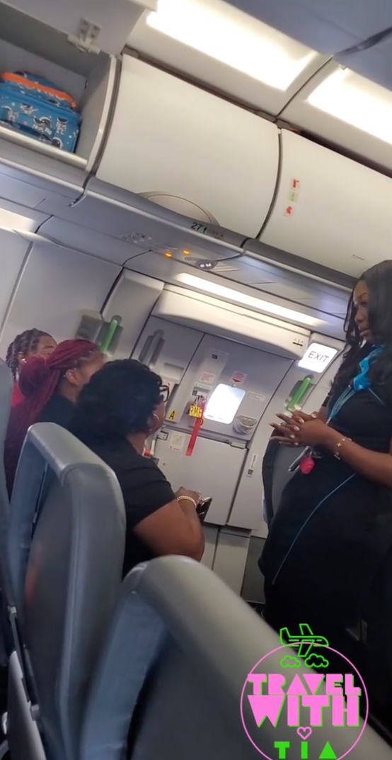 Una mujer se niega a seguir las instrucciones de la fila de salida de emergencia y provoca el desembarco del avión