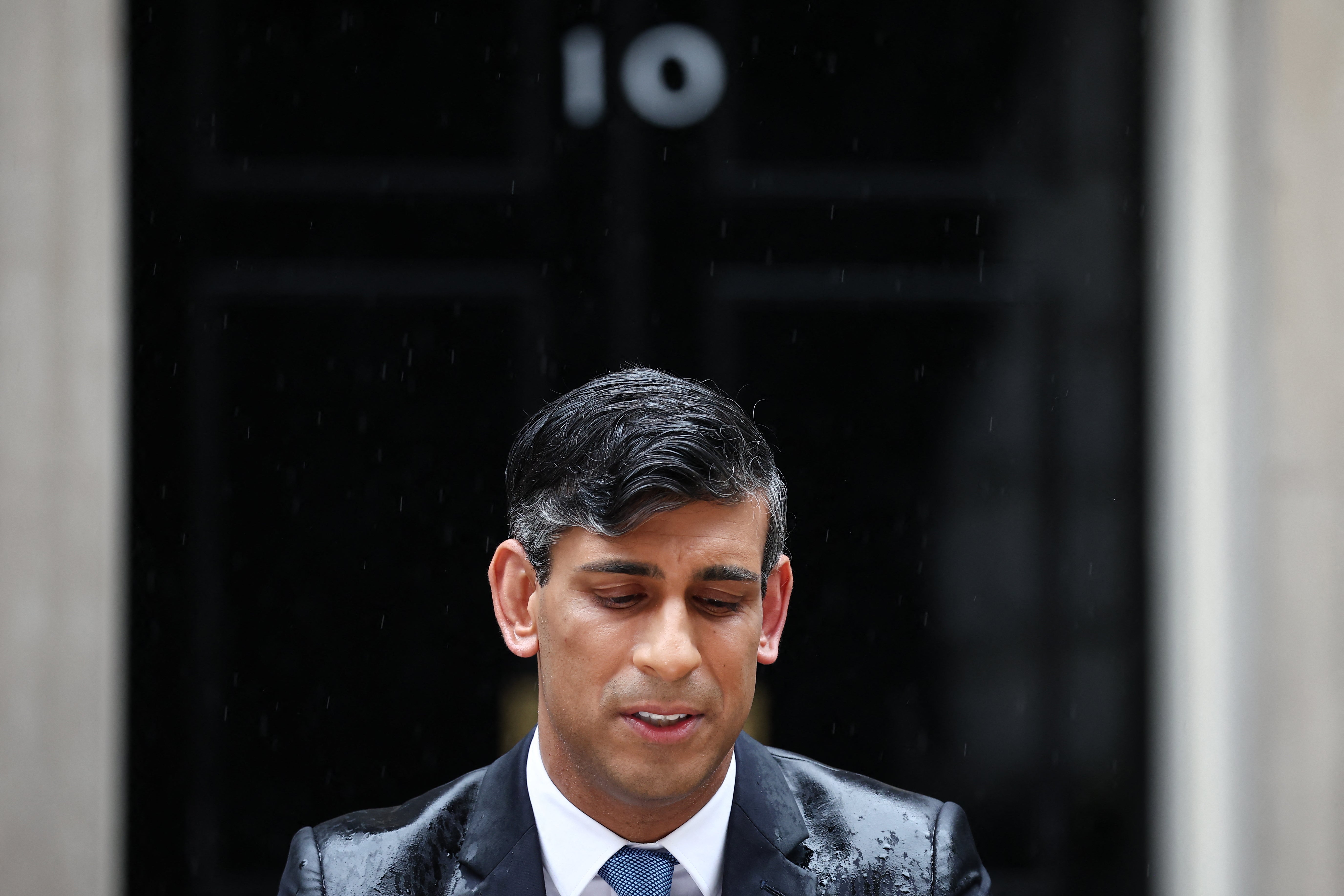 Rishi Sunak, primer ministro del Reino Unido, anunció bajo una intensa lluvia que las elecciones generales se llevarán a cabo el 4 de julio
