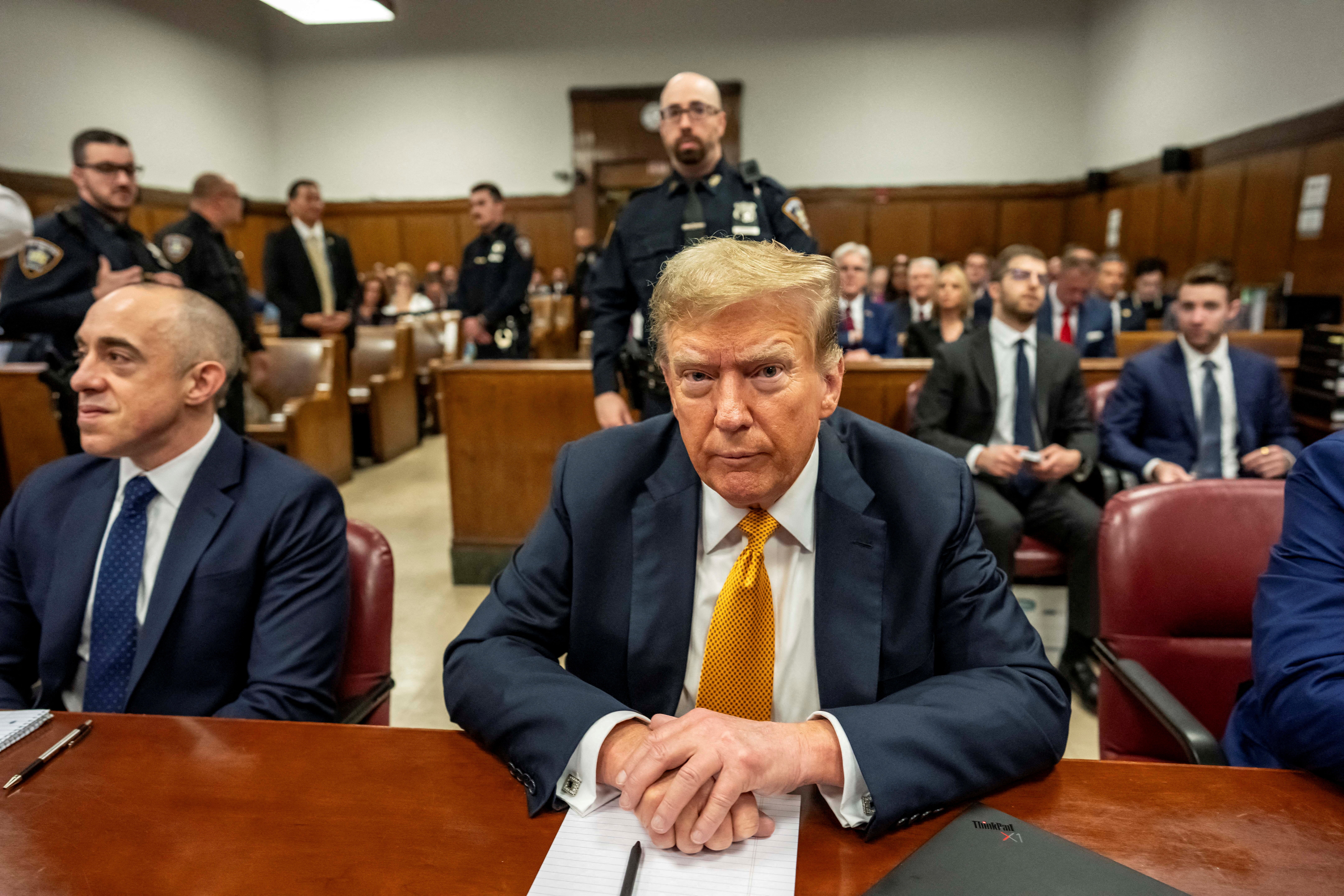 El expresidente Donald Trump se sienta en la mesa de la defensa en el tribunal penal de Manhattan en Nueva York el 21 de mayo de 2024