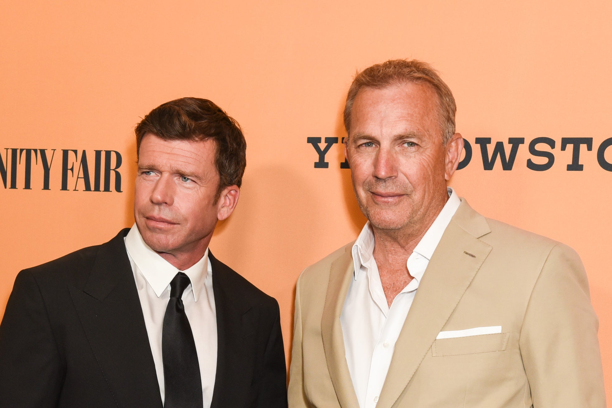 Costner tuvo una supuesta pelea con el director de 'Yellowstone', Taylor Sheridan (izquierda)