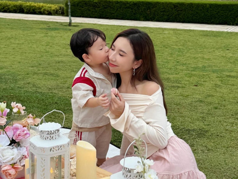 Influencer Jasmine Yong and her 2-year-old son Enzo sharing a sweet moment while picnicking (@jasmine.y____/Instagram)