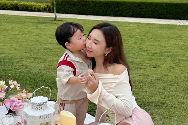 <p>Momento tierno entre madre e hijo: la ‘influencer’ Jasmine Yong y su hijo Enzo (dos años) hacen un picnic juntos (@jasmine.y____/Instagram)</p>