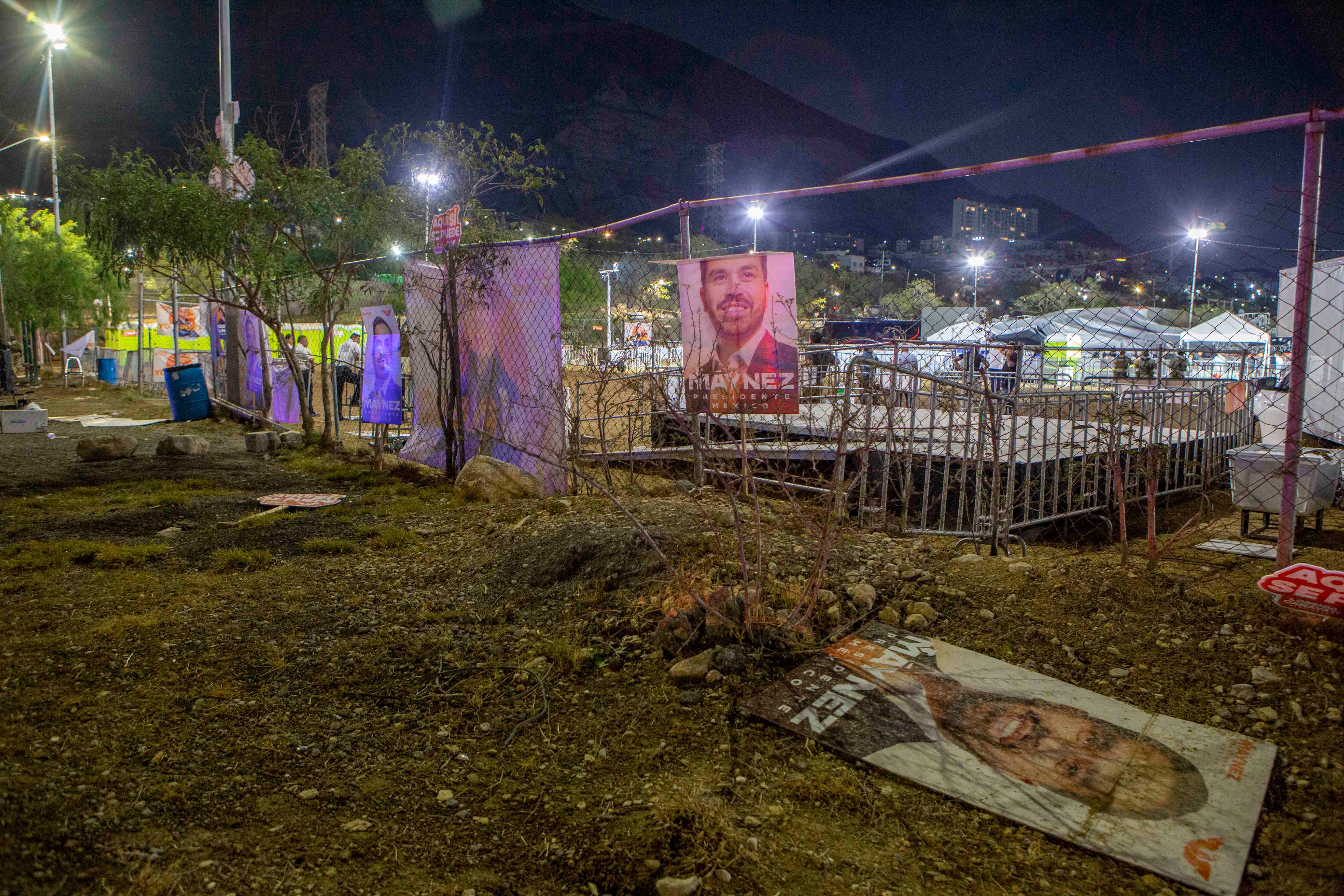 Imágenes tras el derrumbe de un escenario en Nuevo León (México), durante un cierre de campaña del candidato presidencial Jorge Álvarez Maynez