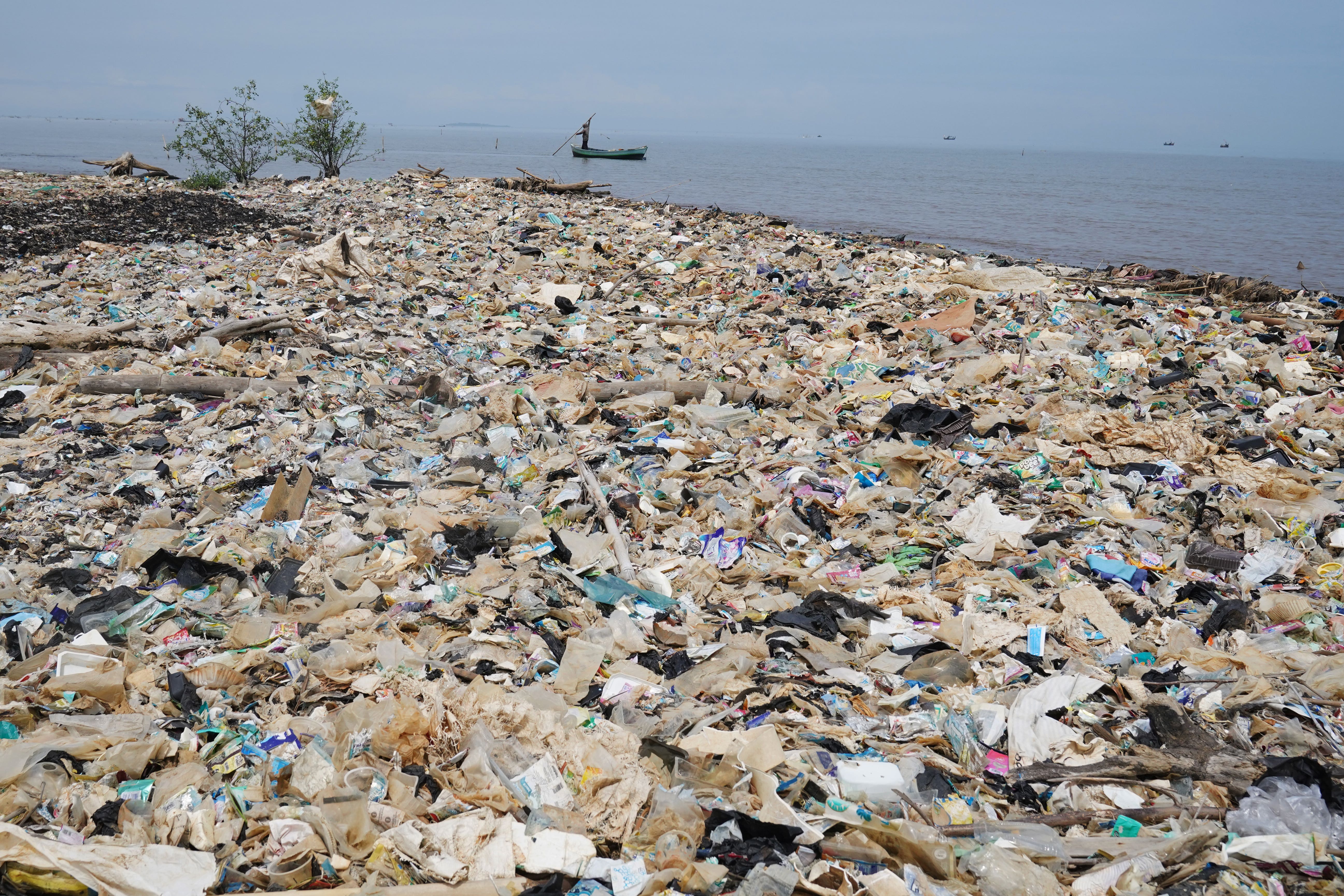 Un nuevo estudio revela que el plástico que contamina el agua de mar también la enturbia (Owen Humphreys/PA)