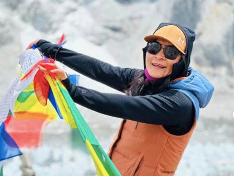 La alpinista nepalí Phunjo Lama bate el récord femenino de ascenso más rápido al Everest