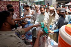 Médicos en Pakistán atienden a cientos de personas por una ola de calor
