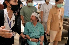 Varios heridos del vuelo de Air Singapore necesitan cirugía en la columna, según hospital