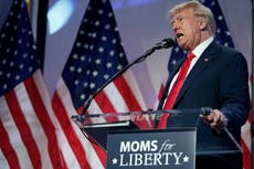 Moms for Liberty gastará más de 3 millones de dólares para captar votantes en estados indecisos