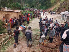 Convoy lleva suministros a los sobrevivientes de un alud devastador en Papúa Nueva Guinea