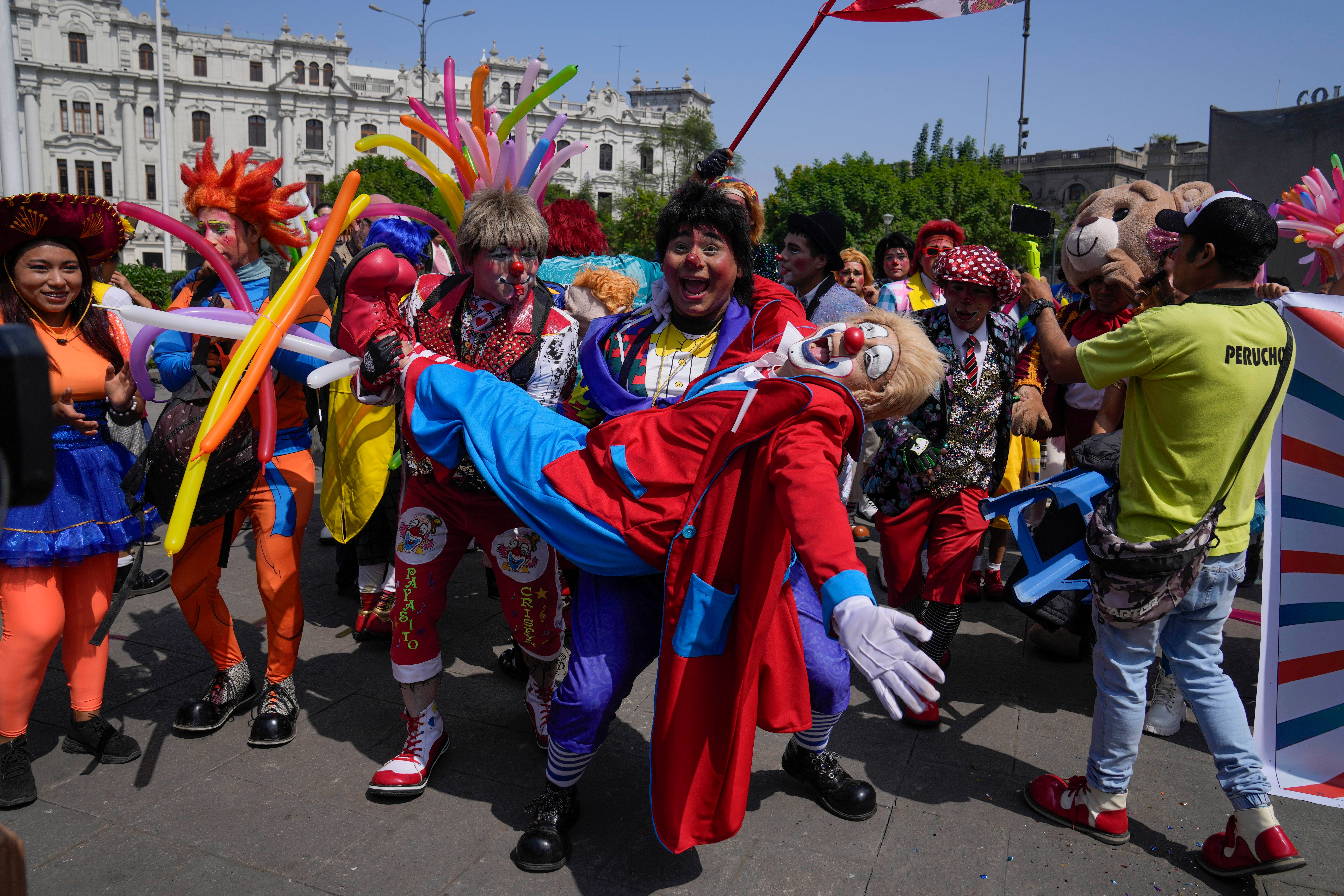 PERÚ-PAYASOS DESFILE