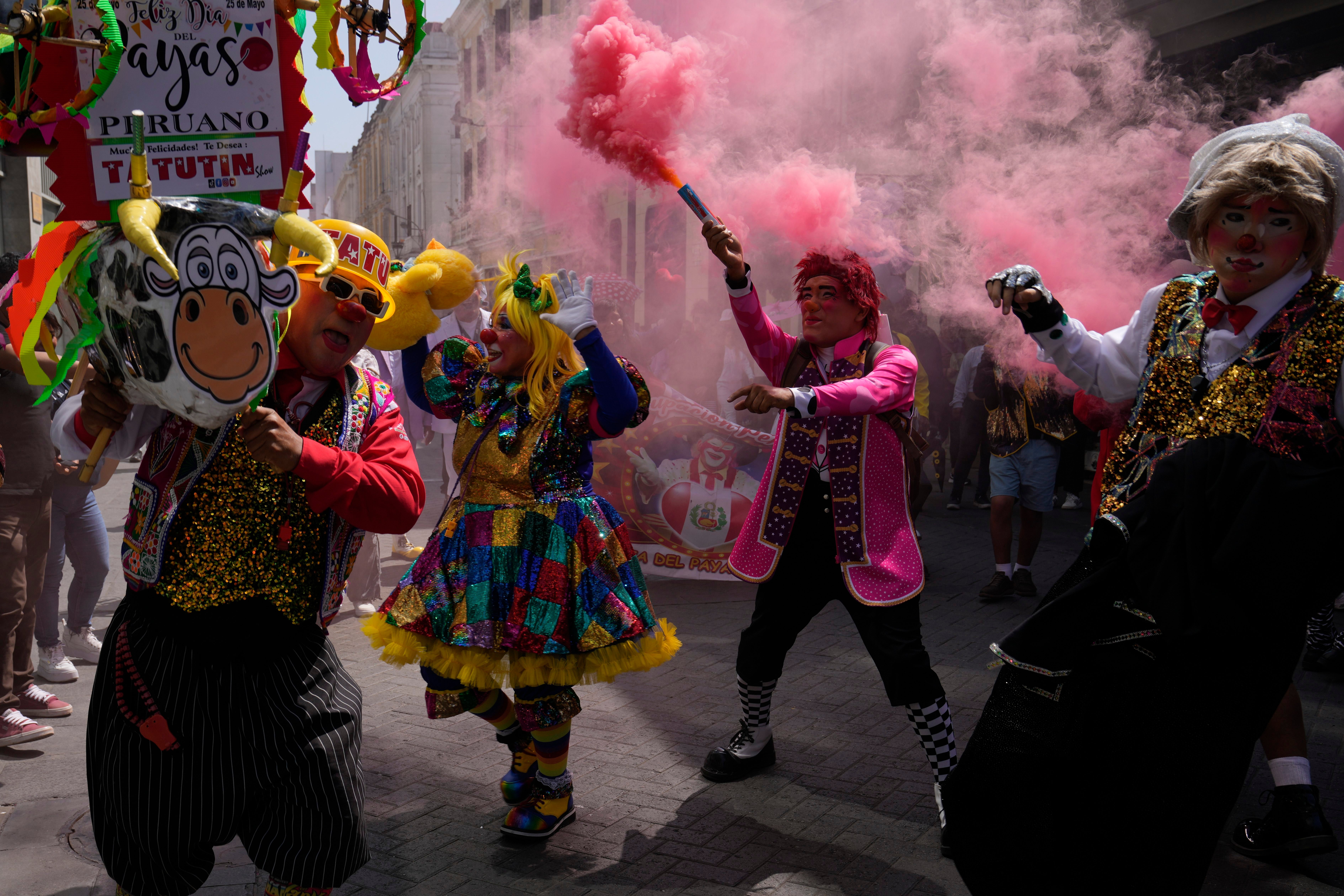 PERÚ-PAYASOS DESFILE