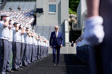 Biden recuerda a cadetes graduados de West Point que deben afrontar amenazas "como nunca antes"