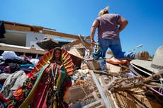 Condado del norte de Texas queda en ruinas tras paso de tornado