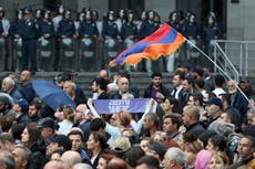 Protestas contra el primer ministro cortan calles en la capital y otros lugares de Armenia
