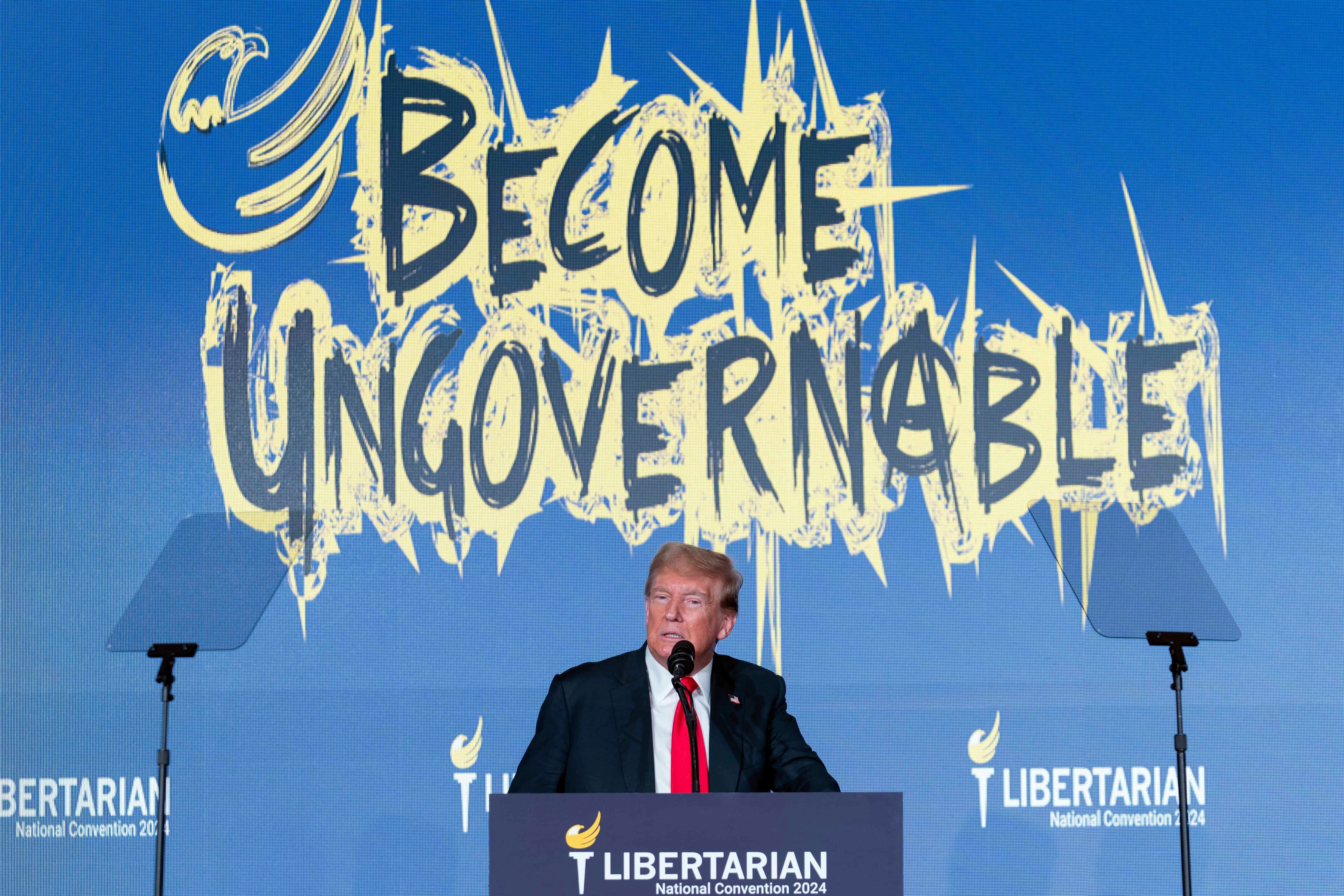 El expresidente estadounidense y candidato republicano a la presidencia, Donald Trump, pronuncia un discurso en la Convención Nacional del Partido Libertario en Washington D. C.