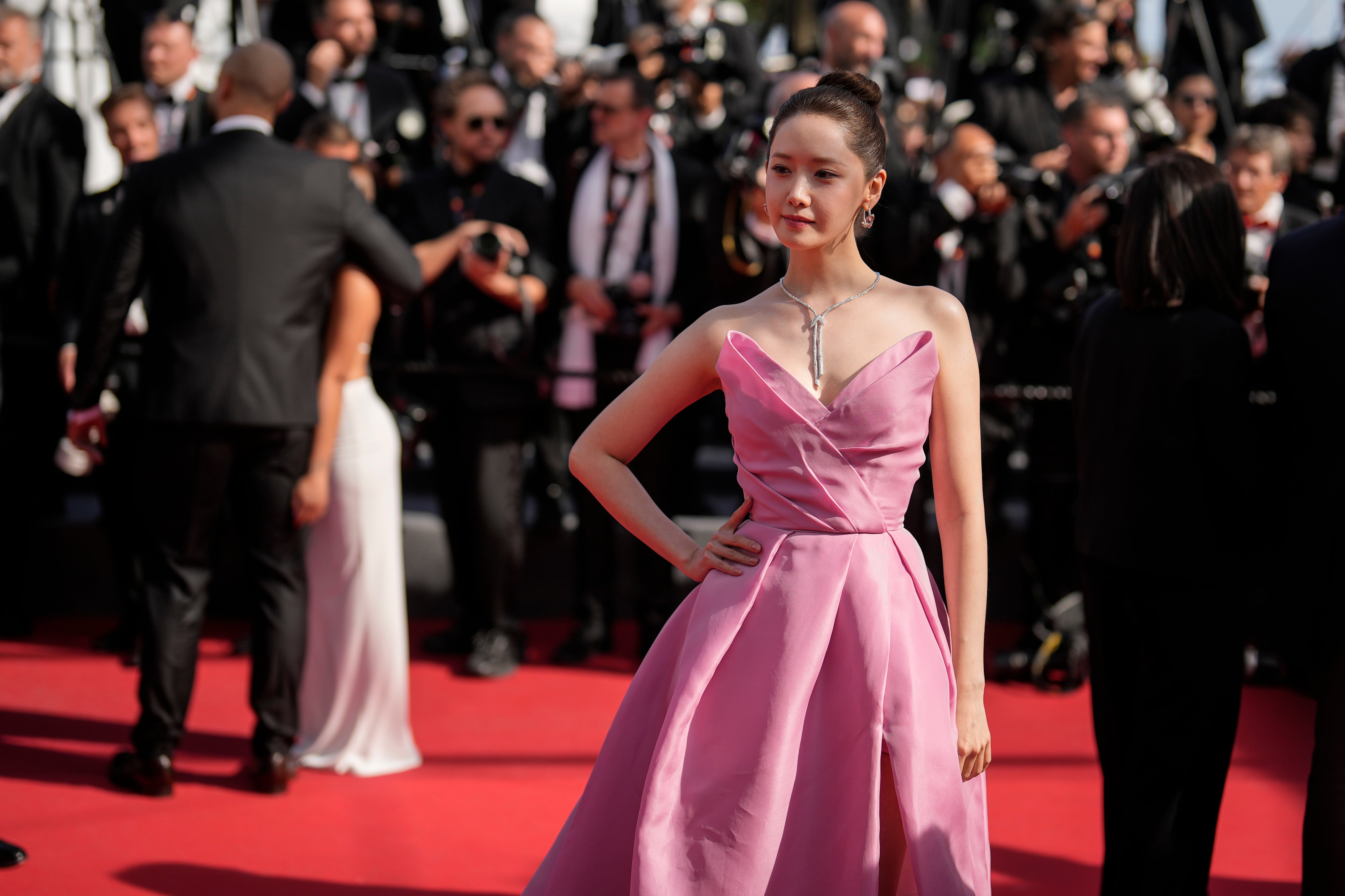 Una mujer de seguridad no identificada ha sido criticada por su trato a la actriz coreana Im Yoon-ah (en la foto) en la alfombra roja de Cannes