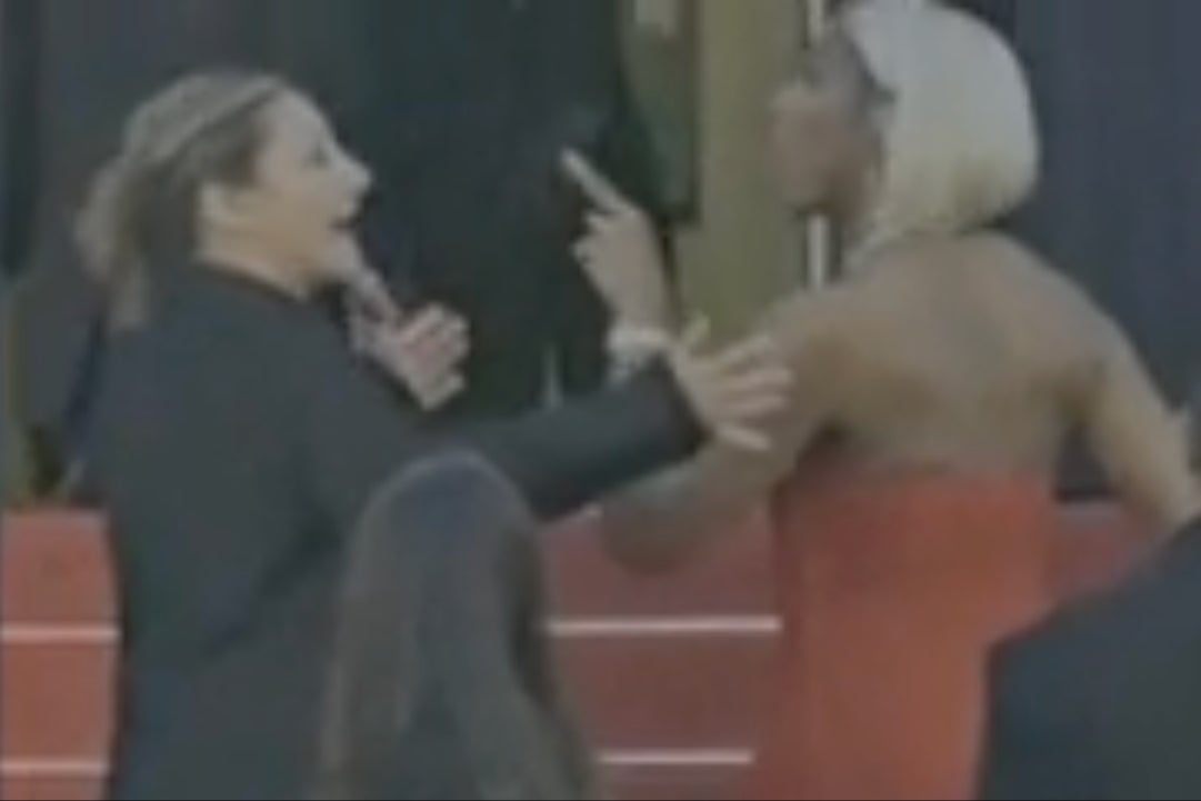 Una guardia de seguridad, no identificada, se hizo viral la semana pasada por sus interacciones con las celebridades en el Festival de Cannes. En la foto, a la izquierda, con la cantante Kelly Rowland