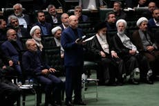 El presidente del parlamento iraní, Mohammad Qalibaf, se inscribe como aspirante a la presidencia
