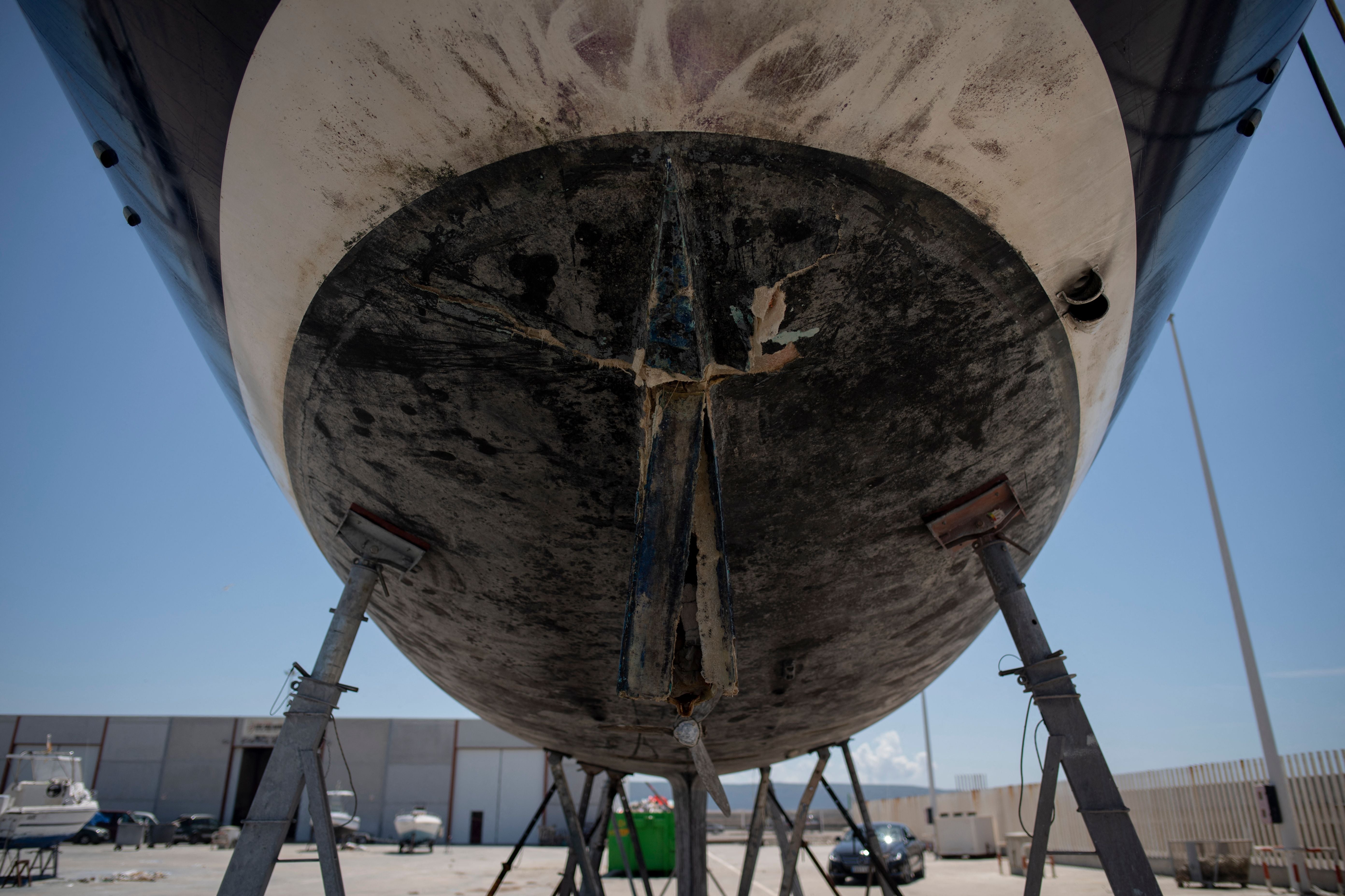 Una imagen tomada el 31 de mayo de 2023 muestra el timón de un barco dañado por orcas (Orcinus orca) mientras navegaba en el estrecho de Gibraltar y llevado a reparar a los astilleros Pecci de Barbate, cerca de Cádiz, al sur de España