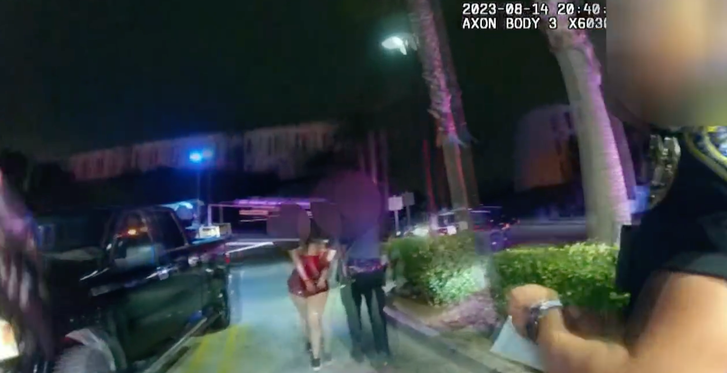 La policía de San Diego detuvo a la mujer que aparece en la imagen en agosto de 2023, quien aseguró estar “dispuesta a tener sexo” con el agente de policía Anthony Hair. Más tarde, los encontraron juntos en la parte trasera de un vehículo policial.