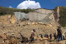 Autoridades en Papúa Nueva Guinea buscan terreno seguro para miles de sobrevivientes de un deslave