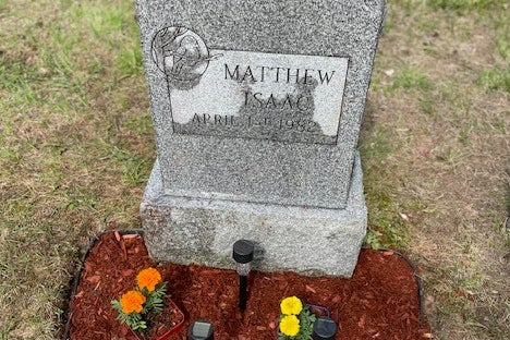 La policía comparte una fotografía de la lápida de Matthew Isaac Doe, sepultado en 1982 tras ser encontrado sin vida al costado de una carretera