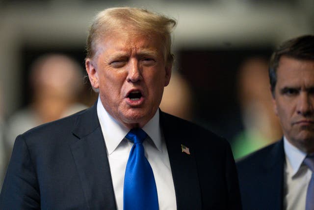 <p>Donald Trump habla con la prensa, flanqueado por el abogado Todd Blanche, tras ser condenado en su juicio penal</p>