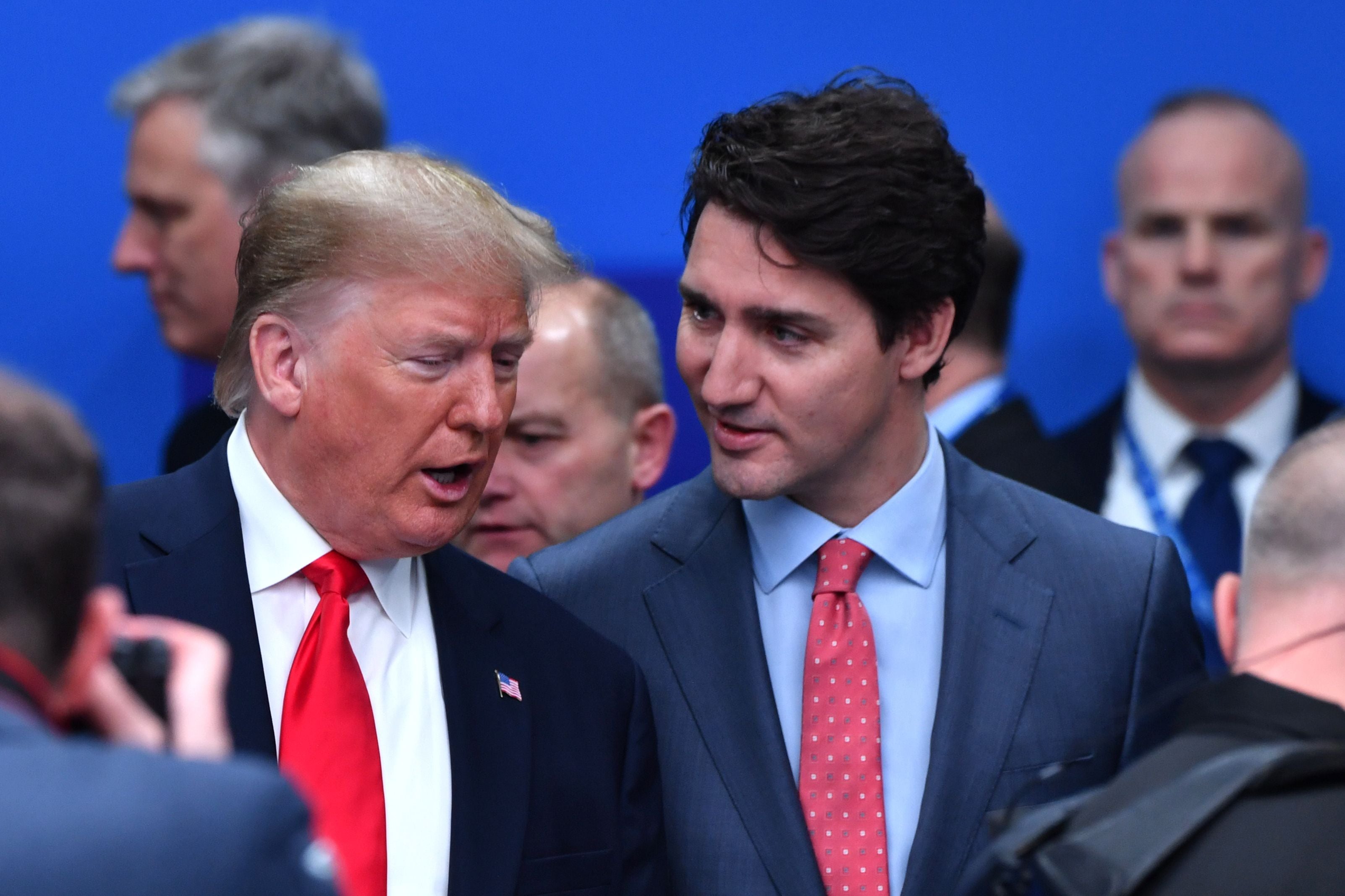 El entonces presidente de EE. UU. Donald Trump conversa con el primer ministro de Canadá Justin Trudeau durante una sesión plenaria de la OTAN en 2019