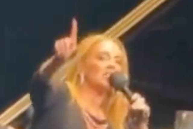 <p>Adele reñaga a un fan homofóbico</p>