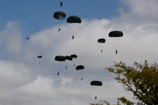 Salto masivo en paracaídas sobre Normandía inicia conmemoraciones de 80mo aniversario del Día D