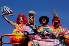 Participantes del desfile del Orgullo Gay en Sao Paulo reivindican los símbolos nacionales de Brasil