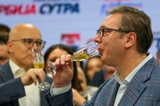Gobierno populista de Serbia declara victoria electoral pese a denuncias de irregularidades