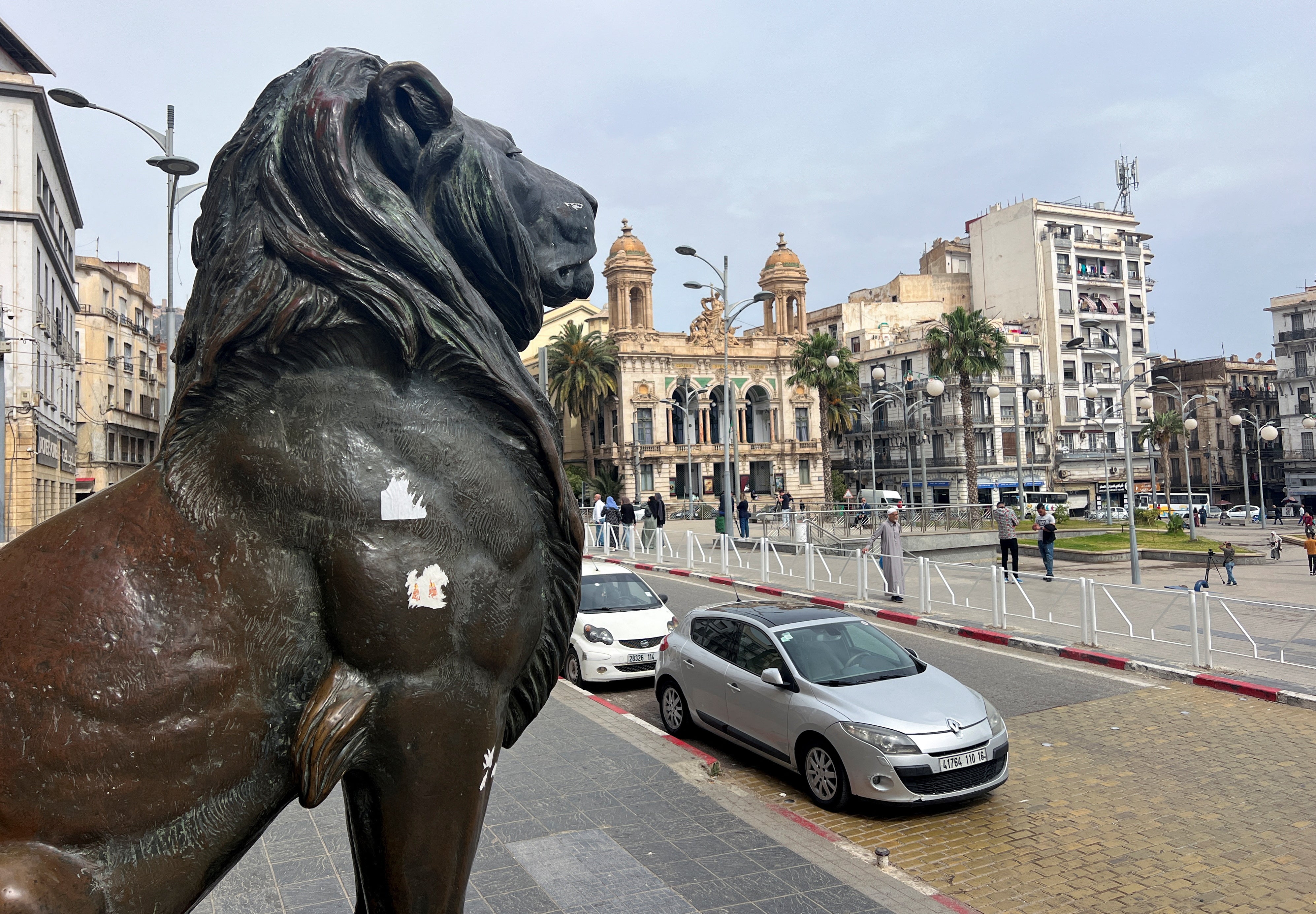 Una estatua de león en la plaza central de Place d’Armes en la ciudad de Orán, Argelia, 23 de mayo 2024