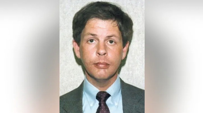 Después de que la policía lo señalara como sospechoso en 1996, huyó a Canadá, donde se suicidó de un disparo