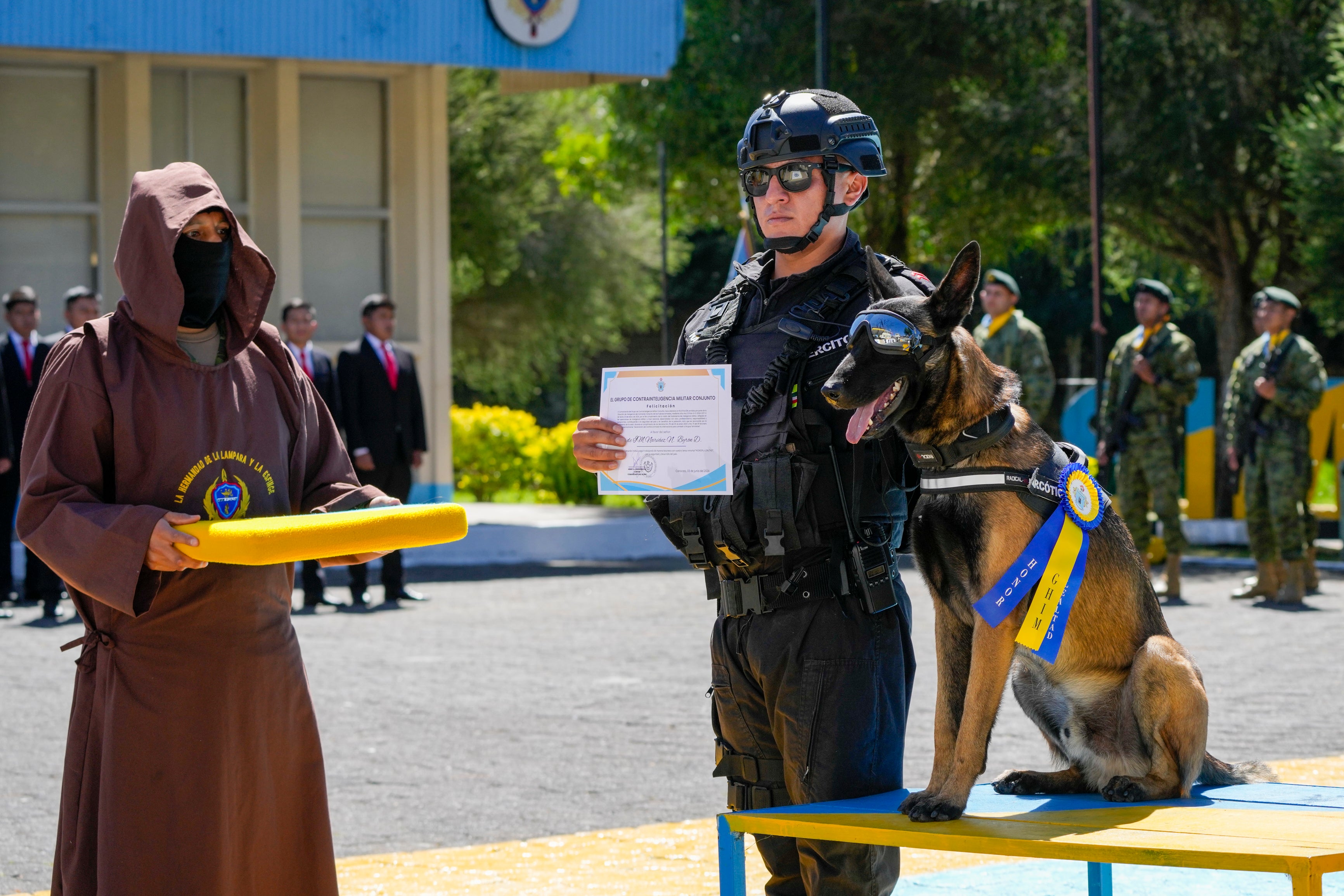 Condecoran a cinco perros de inteligencia militar en Ecuador