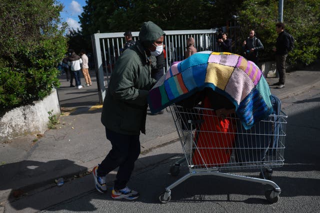 <p>El 17 de abril, un inmigrante empuja un carrito con sus pertenencias para trasladarse hacia otro albergue, durante la evacuación de la mayor casa ocupada de Francia, la cual llegó a albergar a unos 450 inmigrantes, cuya gran mayoría estaba en situación de ilegalidad </p>