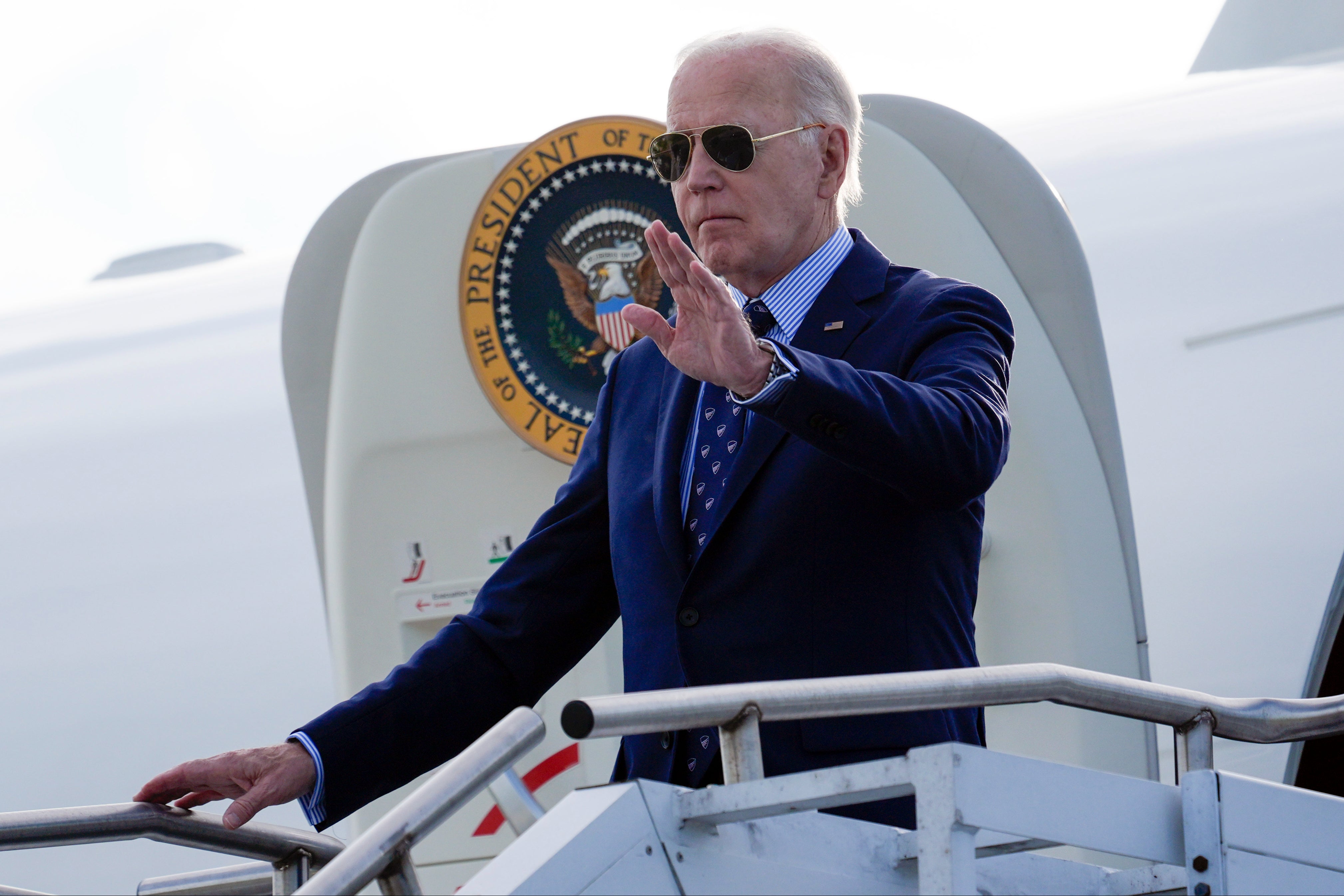 El presidente Joe Biden saluda a su llegada en el Air Force One al aeropuerto del condado de Westchester en White Plains, Nueva York, el lunes 3 de junio de 2024