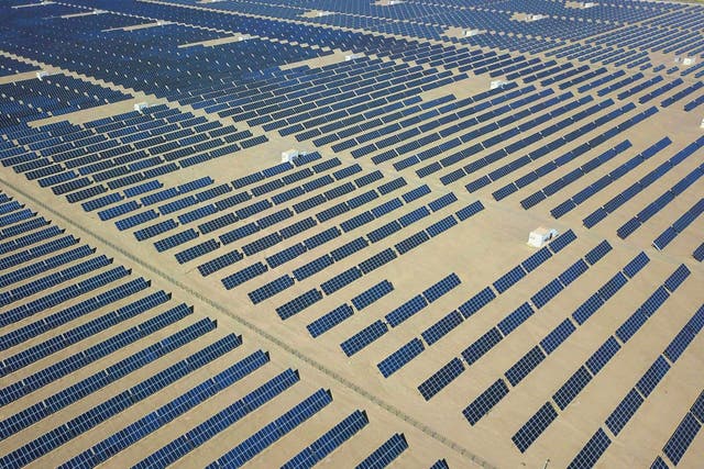 <p>Una foto aérea tomada el 10 de agosto de 2019 muestra paneles solares en el desierto de Gobi, en Dunhuang, en la provincia noroccidental china de Gansu</p>