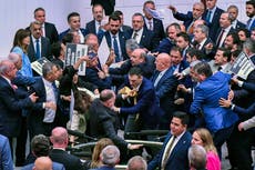 Legisladores prokurdos protestan en parlamento de Turquía para denunciar destitución de alcalde