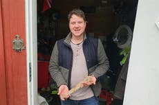 Agricultor noruego encuentra espada vikinga de 1.000 años de antigüedad en su granja familiar