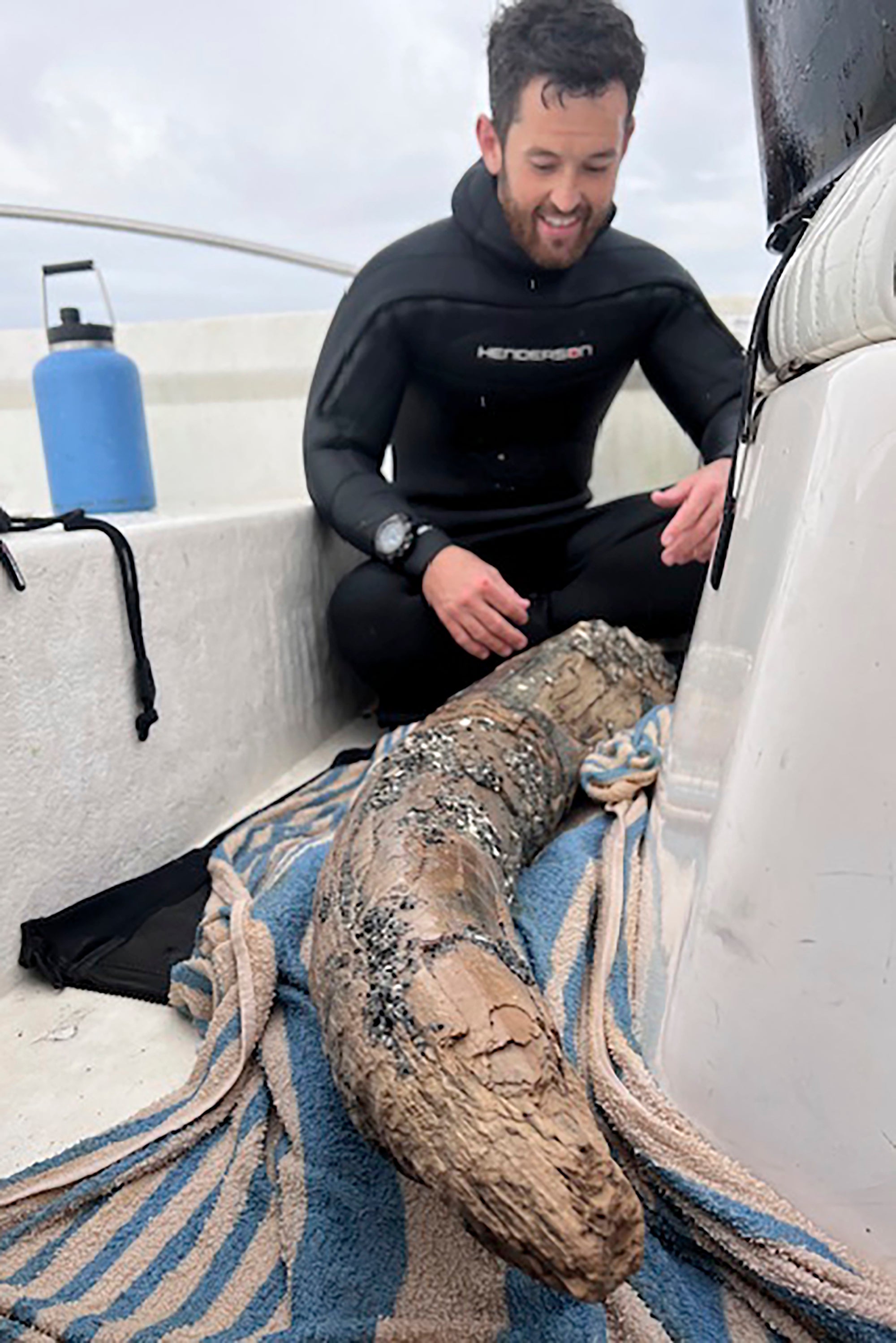 Alex Lundberg proporcionó esta foto de abril de 2024 que tomó Blair Morrow y muestra a Lundberg sosteniendo una gran sección de colmillo de un mastodonte extinguido hace mucho tiempo que él y su compañero encontraron en el fondo marino de la costa del golfo de Florida
