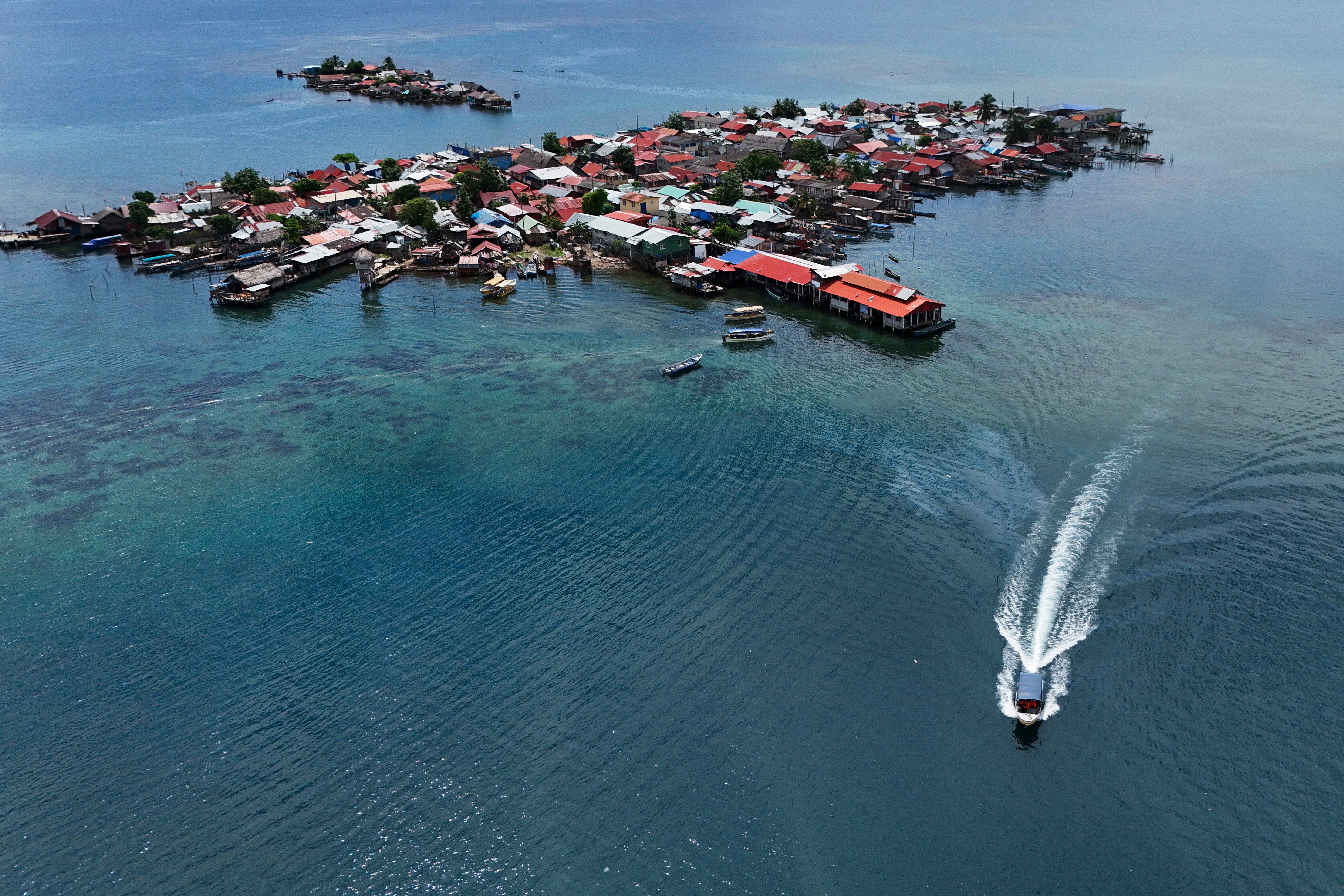 Indígenas ocupan casas en tierra firme tras dejar isla en el Caribe panameño azotada por el mar