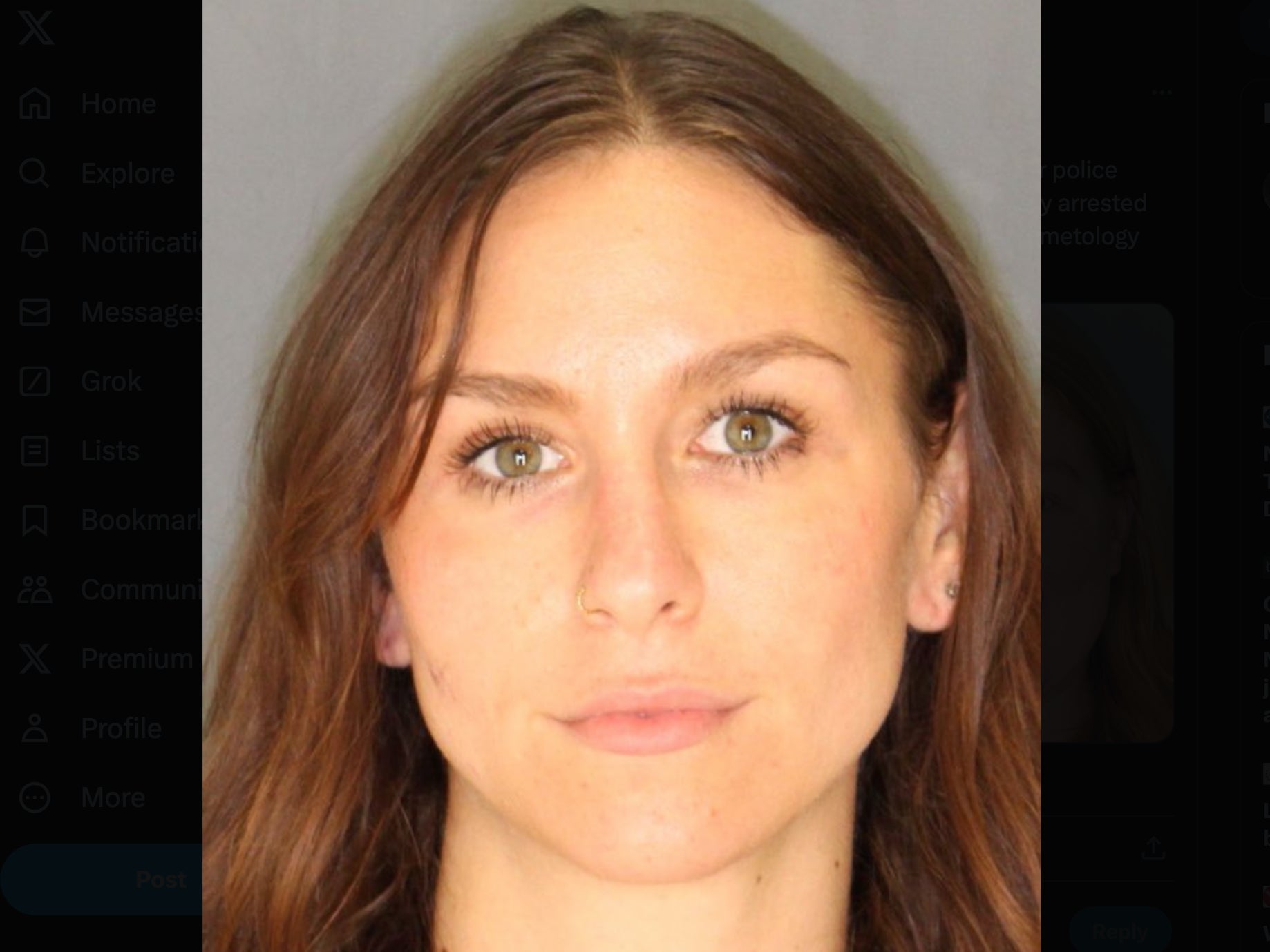 Ally Thueson (33), una exagente de policía del estado de Nueva York (EE. UU.) y modelo de Instagram, fue acusada de extorsionar a una pequeña empresa de cosméticos para obtener USD 9.000