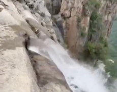 Turista descubre que la cascada más alta de China es un engaño