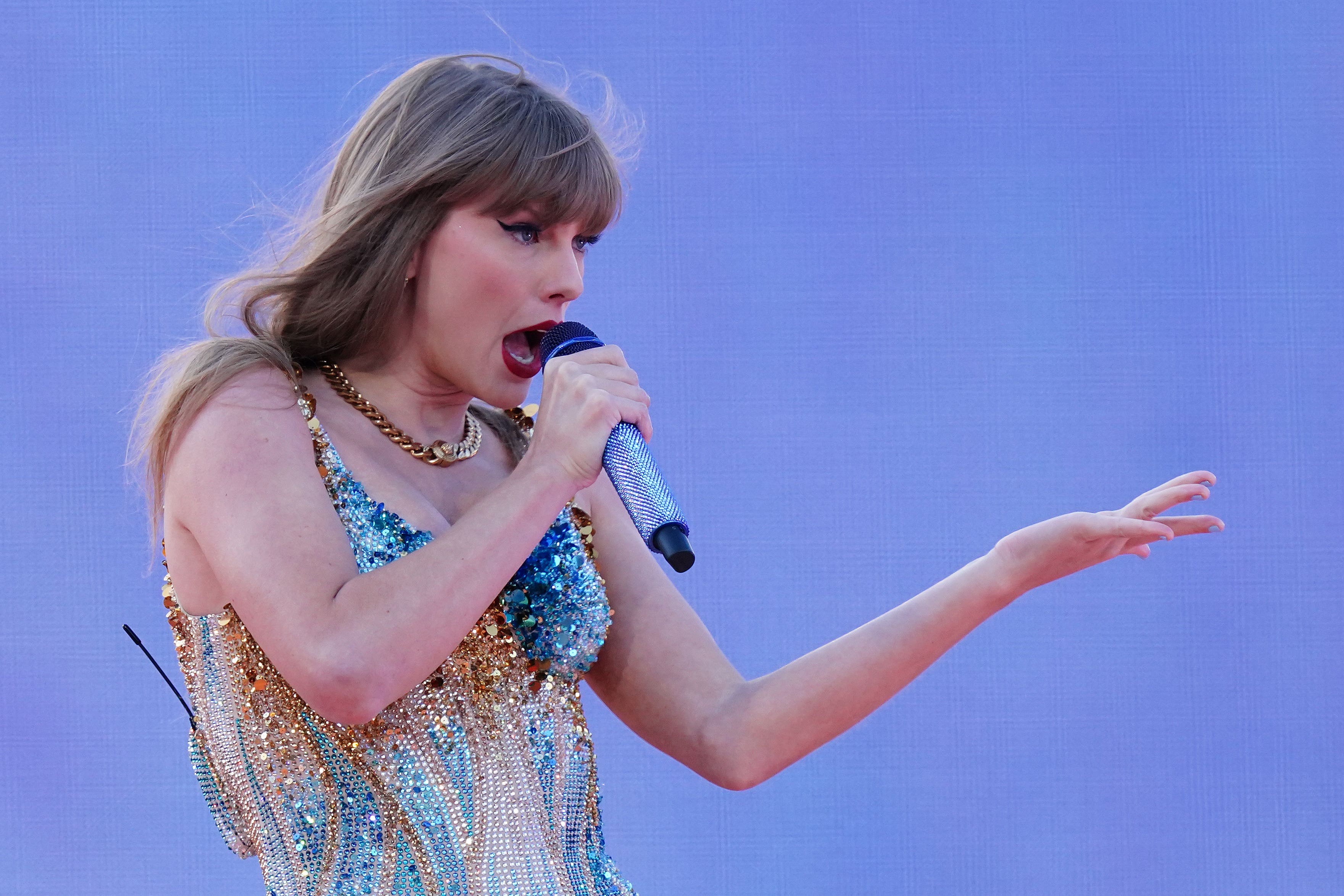 Taylor Swift durante una presentación en el Estadio Murrayfield, Edimburgo