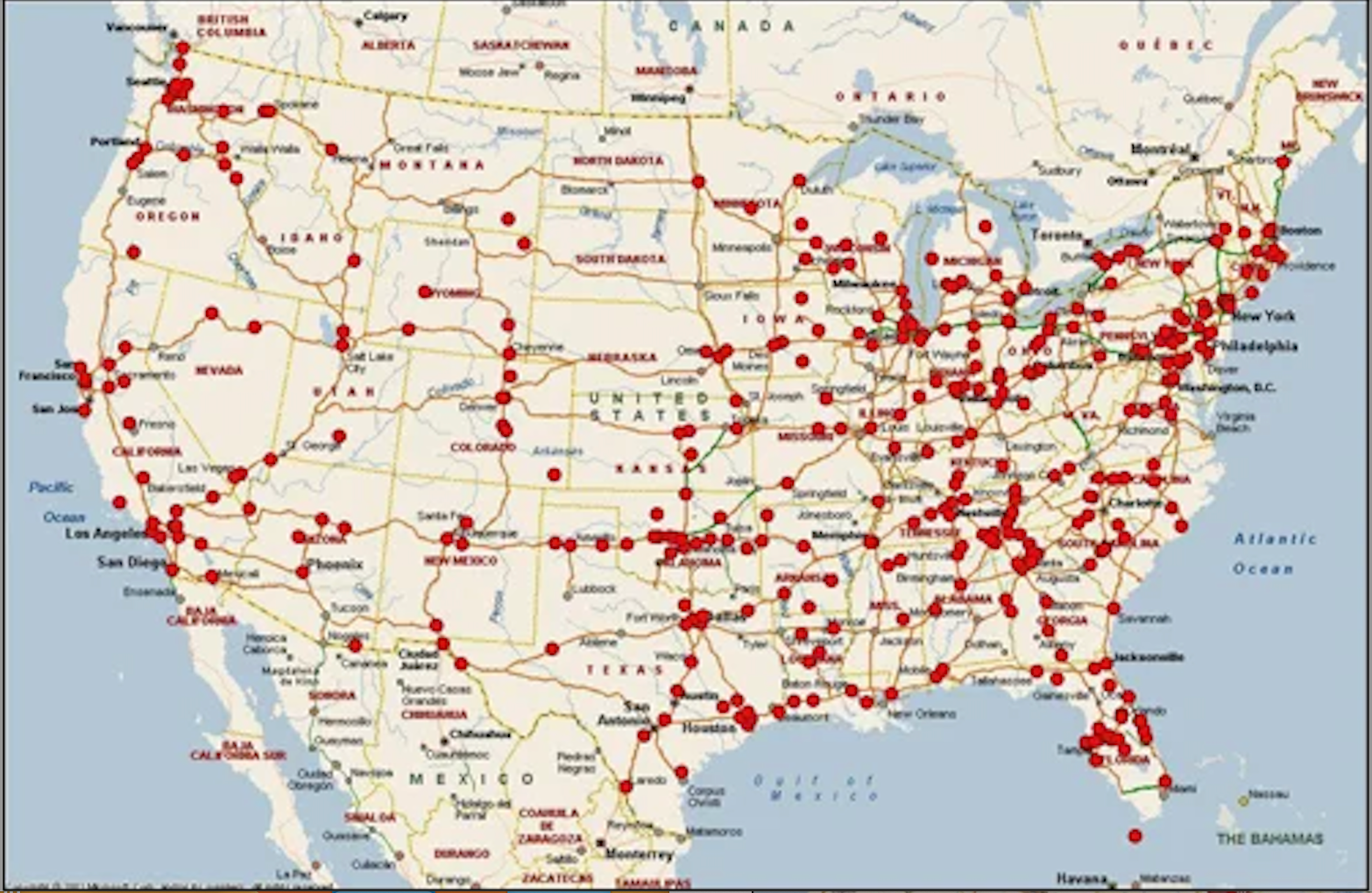 Un mapa creado por la iniciativa Highway Serial Killings está cubierto de puntos rojos que marcan los 500 lugares donde se han descubierto cadáveres a lo largo de las carreteras de Estados Unidos en los últimos 30 años