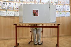 Eslovacos y otros ciudadanos acuden a las urnas en elecciones de la UE bajo la sombra de un atentado