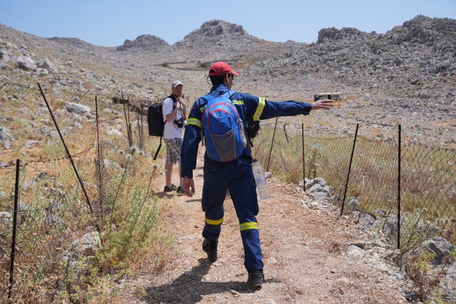 <p>Equipos de búsqueda en Symi, Grecia, donde se estaba llevando a cabo una operación de búsqueda y rescate del médico de televisión y columnista Michael Mosley</p>