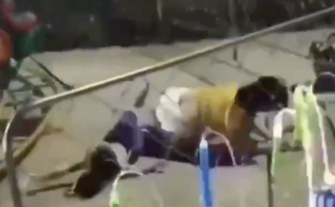 Madre e hijo salen disparados en un juego de feria en México